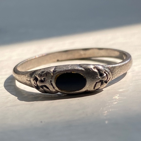 Silver band with faces & black stone 🖤 - Picture 1 of 4